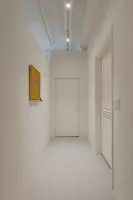 올화이트 미니멀 갤러리 복도 인테리어